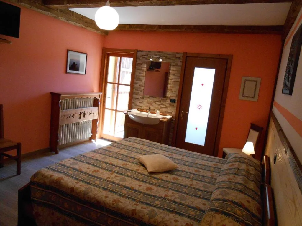 Camera Matrimoniale/Doppia con Letti Singoli con Vista Montagna — Pizzo Del Frate
