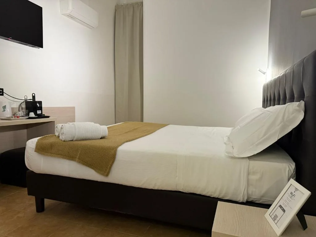 Camera Matrimoniale/Doppia con Letti Singoli — Conte GuestHouse