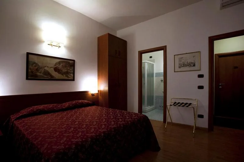 Camera Matrimoniale/Doppia con Letti Singoli — Domus Appia 154 B&B
