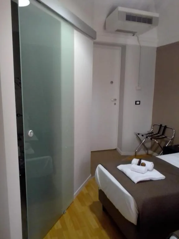 Double Room/Twin Room with Single Beds — DOMUS FIESCHI Rooms self check in