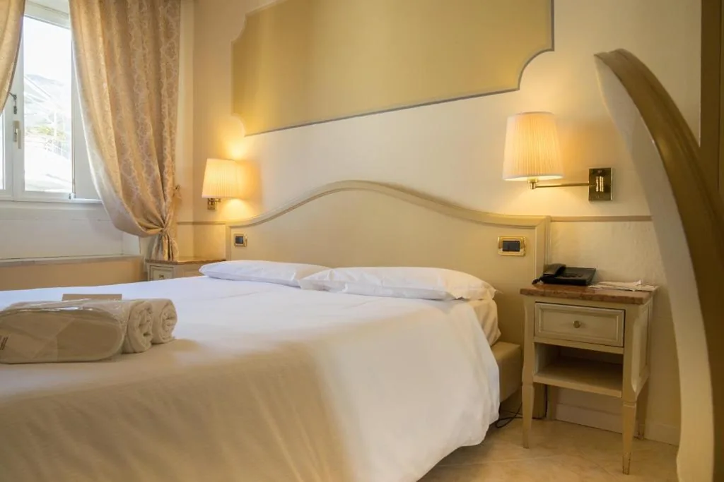 Camera Matrimoniale/Doppia con Letti Singoli — Ena Hotel