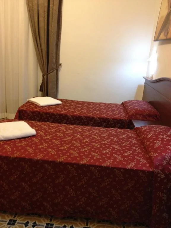 Camera Matrimoniale/Doppia con Letti Singoli — Guesthouse Alex II