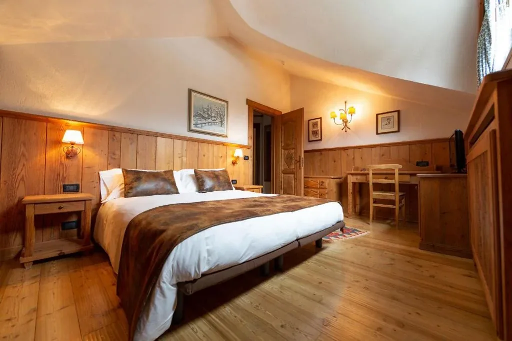 Camera Matrimoniale/Doppia con Letti Singoli — HOTEL BOUTON D’OR Courmayeur