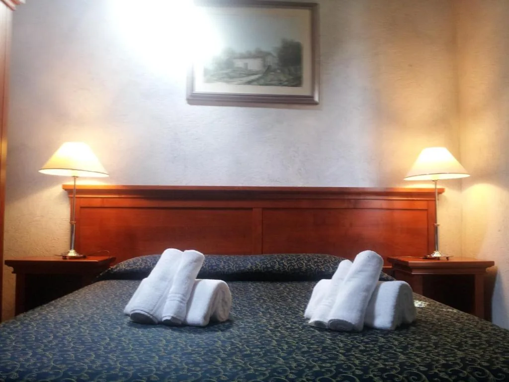 Camera Matrimoniale/Doppia con Letti Singoli — Hotel Clari