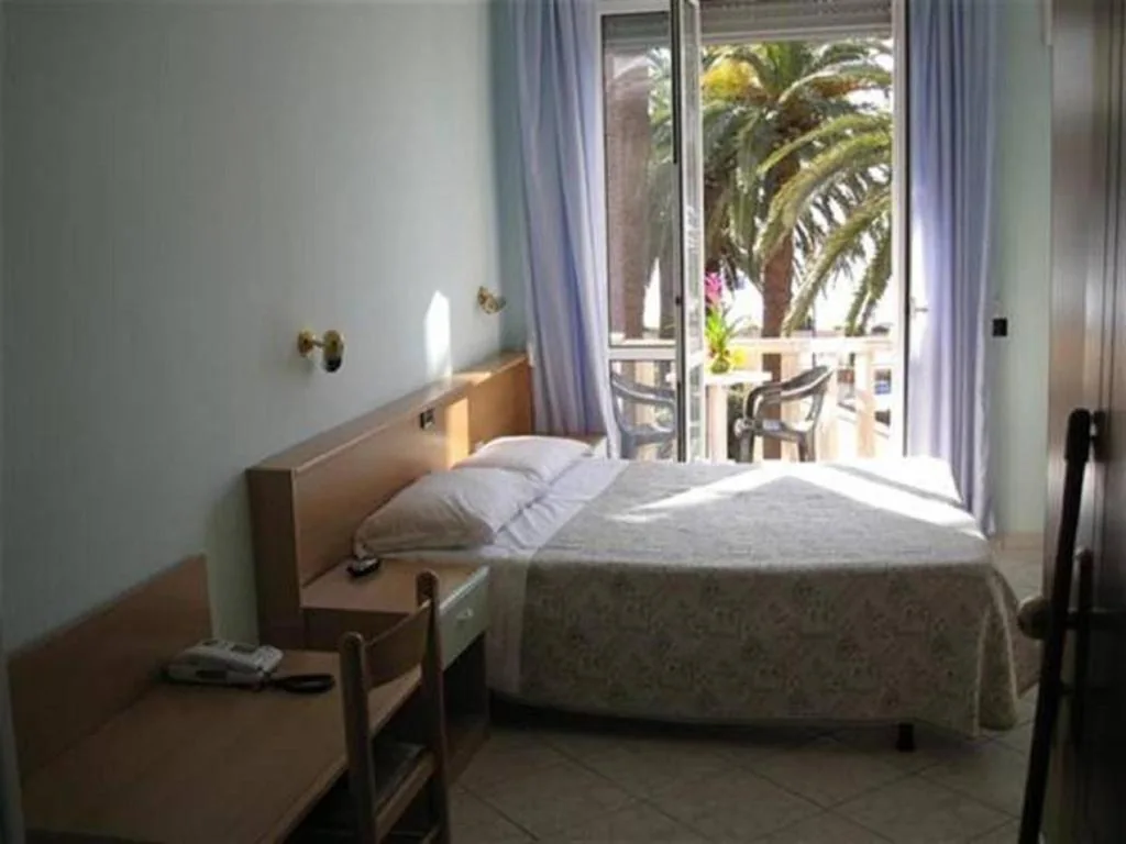 Camera Matrimoniale/Doppia con Letti Singoli — Hotel Corallo
