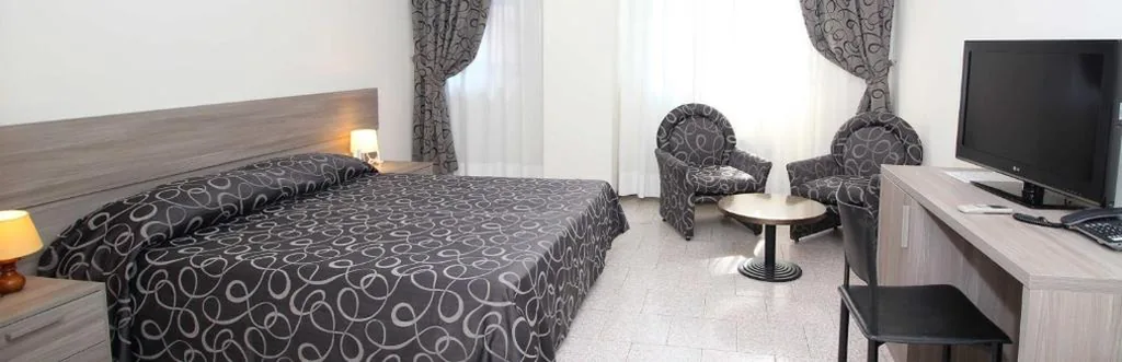 Camera Matrimoniale/Doppia con Letti Singoli — Hotel Croce Di Malta