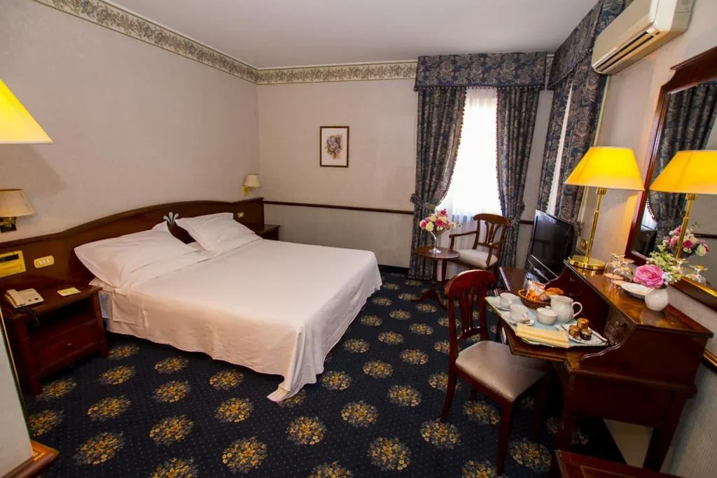 Camera Matrimoniale/Doppia con Letti Singoli — Hotel De La Ville