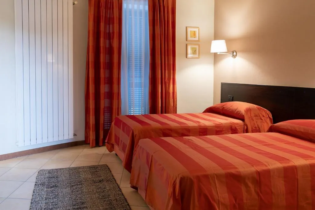 Camera Matrimoniale/Doppia con Letti Singoli — HOTEL DEL CORSO