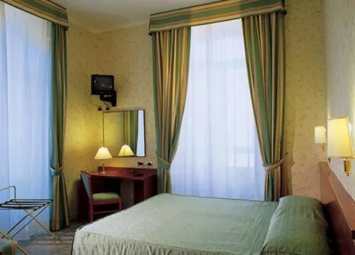 Camera Matrimoniale/Doppia con Letti Singoli — Hotel Dina
