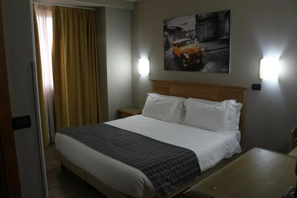 Camera Matrimoniale/Doppia con Letti Singoli — Hotel Garibaldi