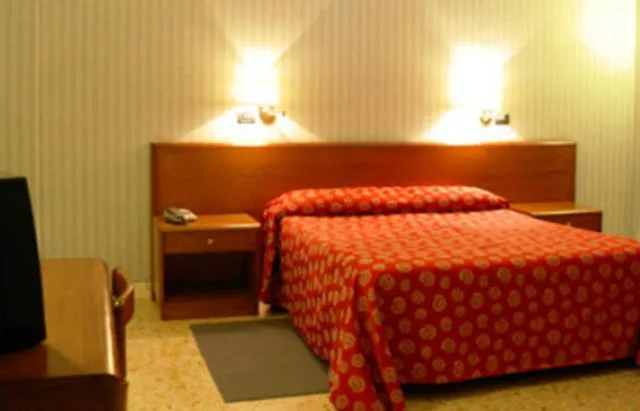Camera Matrimoniale/Doppia con Letti Singoli — Hotel Iris Crillon