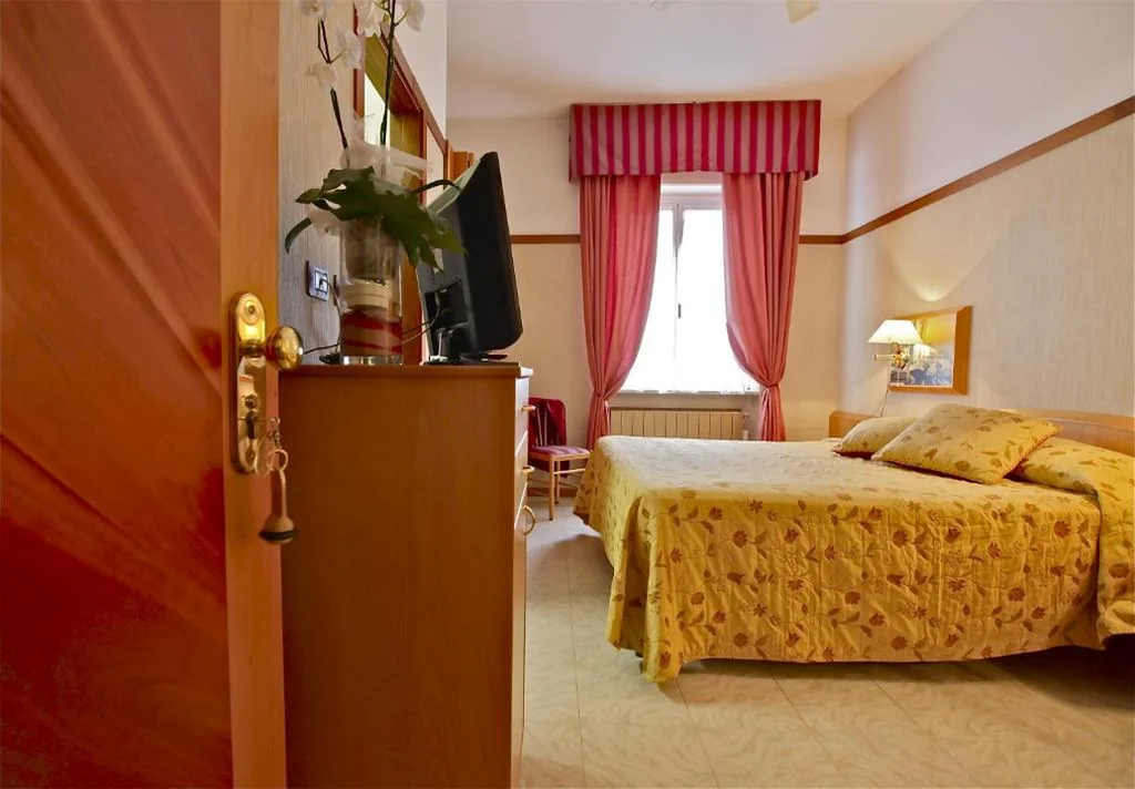 Camera Matrimoniale/Doppia con Letti Singoli — Hotel Monte Rosa