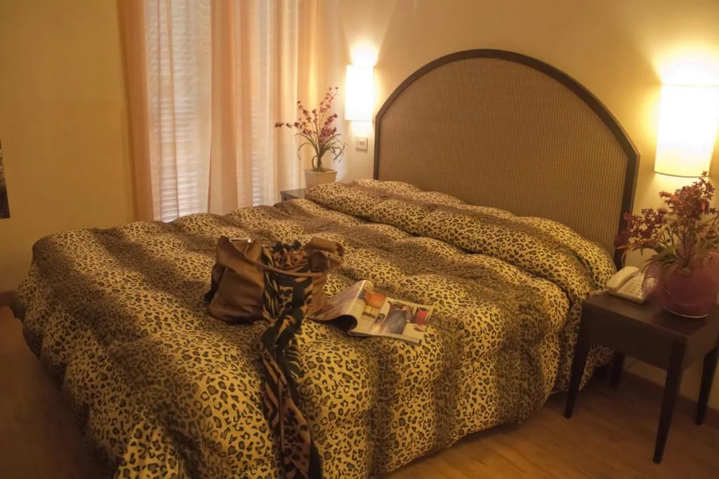 Camera Matrimoniale/Doppia con Letti Singoli — Hotel Novecento