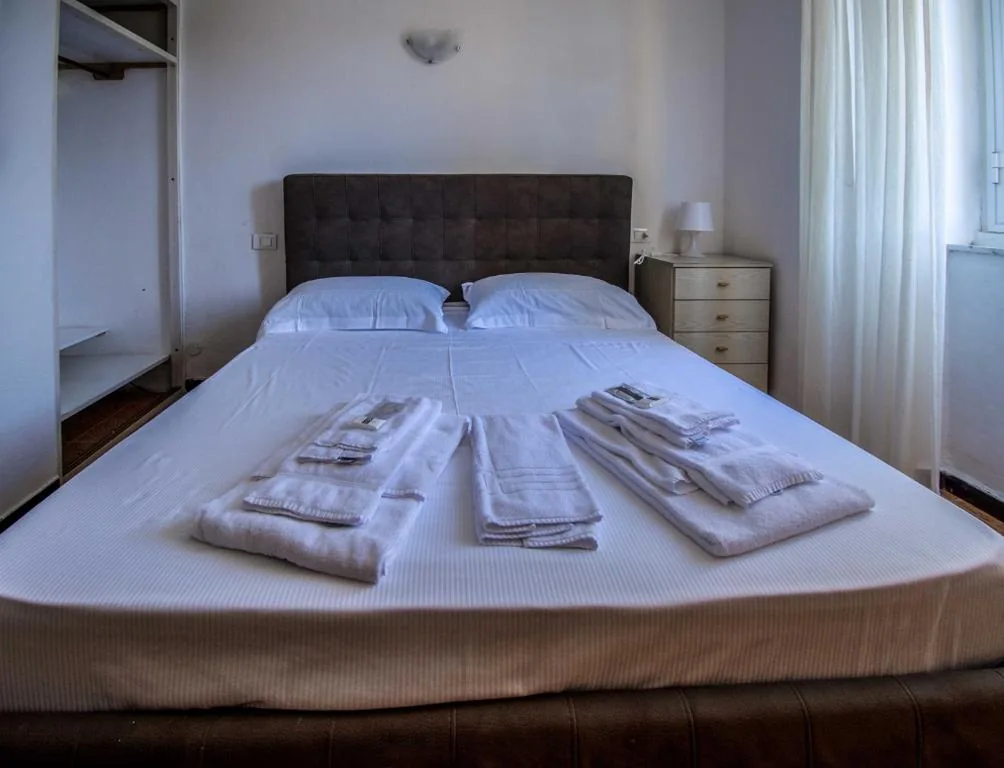 Camera Matrimoniale/Doppia con Letti Singoli — Hotel San Pietro Chiavari