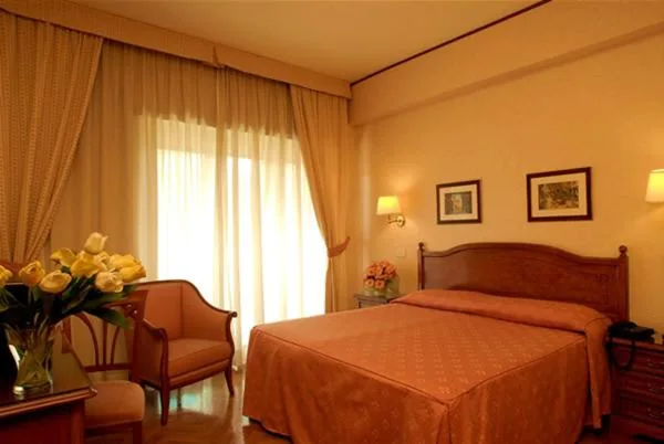 Camera Matrimoniale/Doppia con Letti Singoli — Hotel San Pietro
