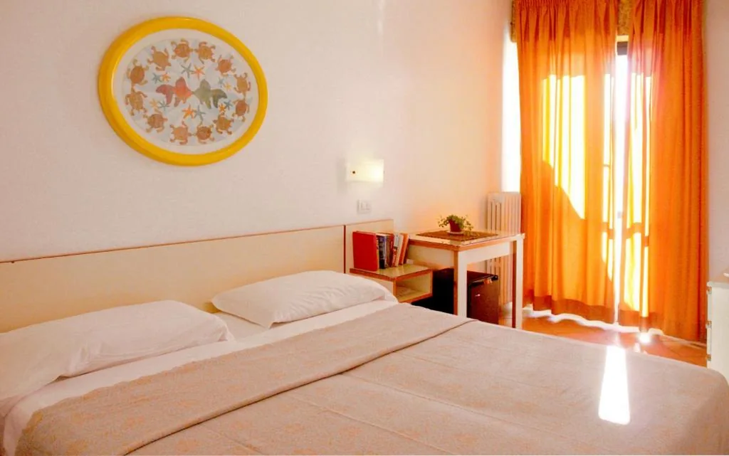 Camera Matrimoniale/Doppia con Letti Singoli — Hotel Sirenetta