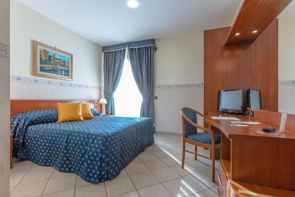 Camera Matrimoniale/Doppia con Letti Singoli — Hotel Traiano