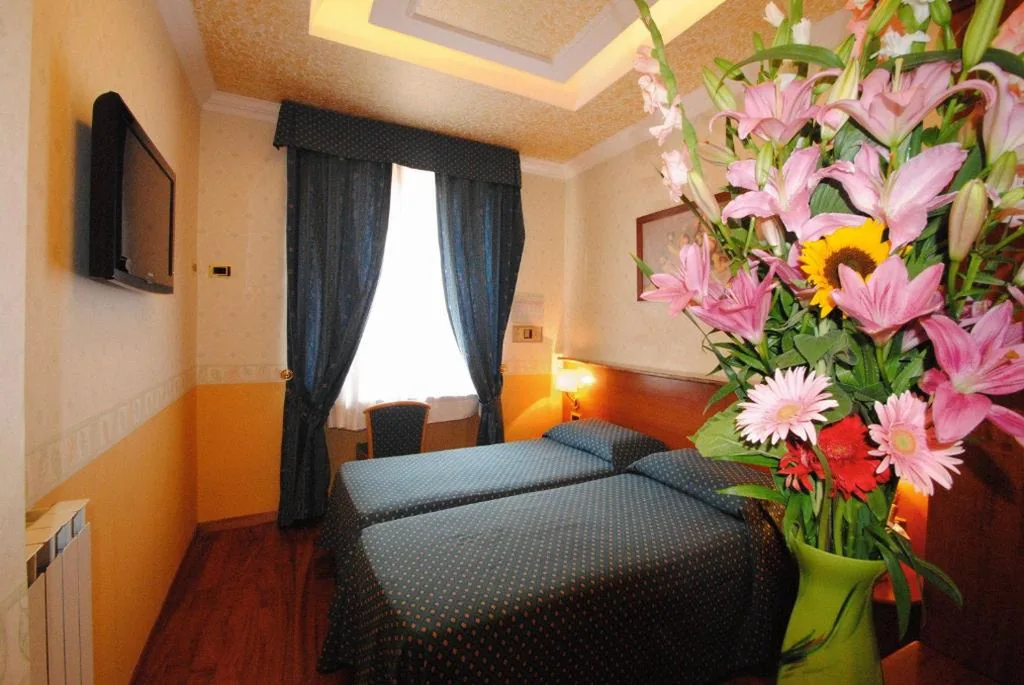 Camera Matrimoniale/Doppia con Letti Singoli — Hotel Verona Rome