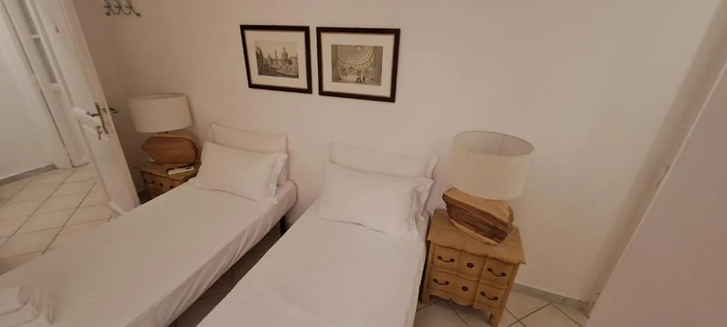 Camera Matrimoniale/Doppia con Letti Singoli — Linnéa Roma Centro Camera A