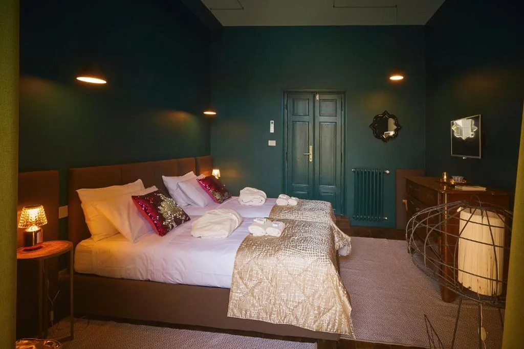 Double/Twin Room — Look To Viphouse