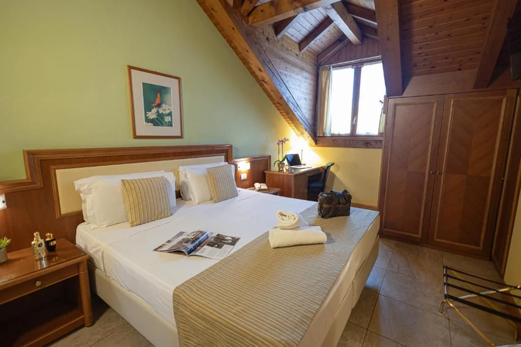 Camera Matrimoniale/Doppia con Letti Singoli - Mansarda — LVG Hotel Collection – Belvedere San Gottardo