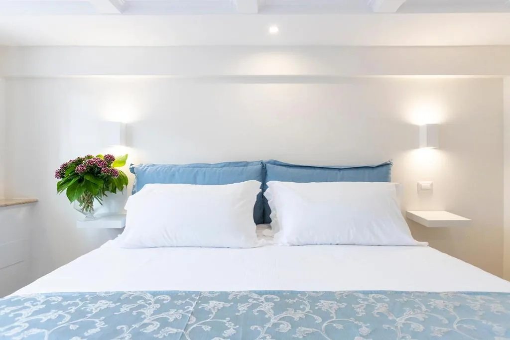 Camera Matrimoniale/Doppia con Letti Singoli Mansardata — Pantheonview – Luxury Suites