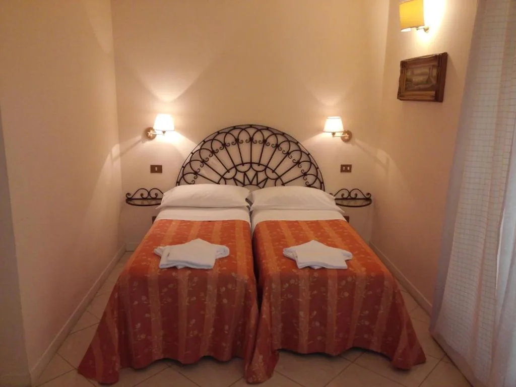 Camera Matrimoniale/Doppia con Letti Singoli — Marta Guest House