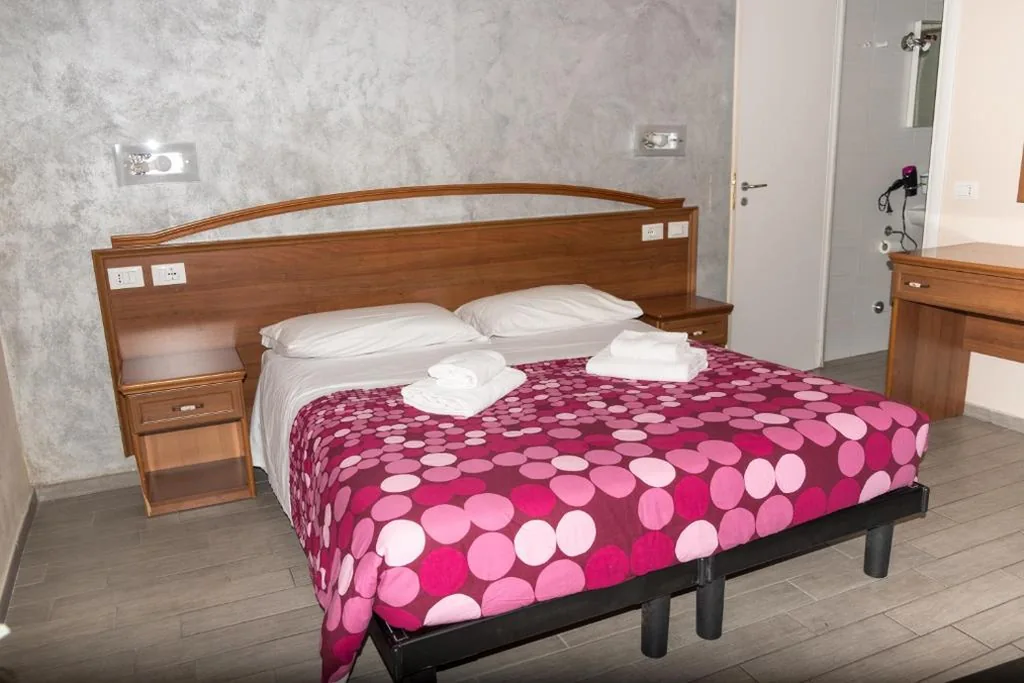 Double/Twin Room — Parri Silton