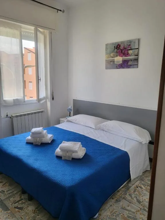 Camera Matrimoniale/Doppia con Letti Singoli — Villa rosa