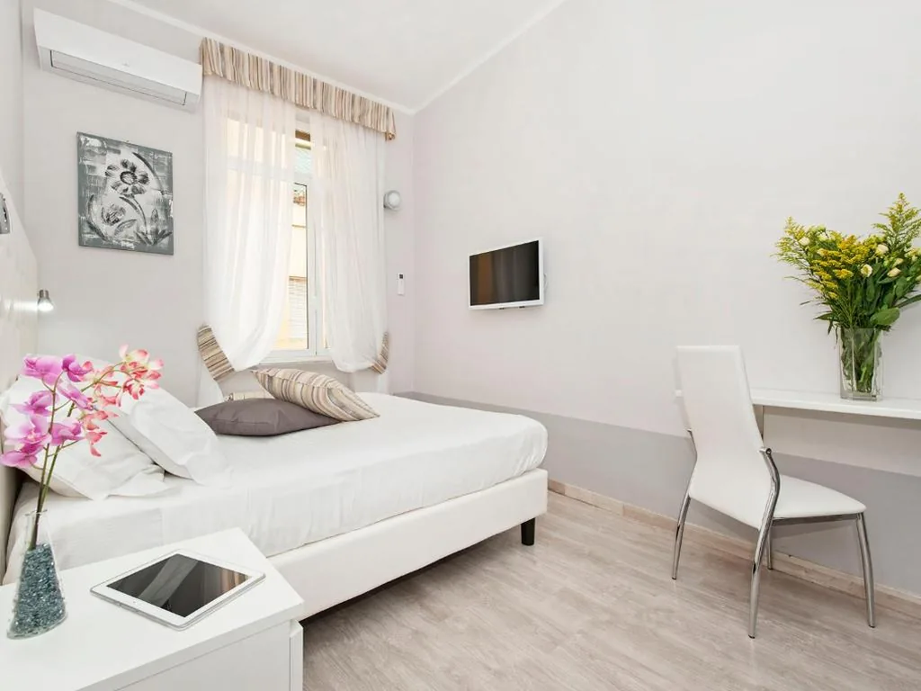 Double/Twin Room — White Rooms Colosseo