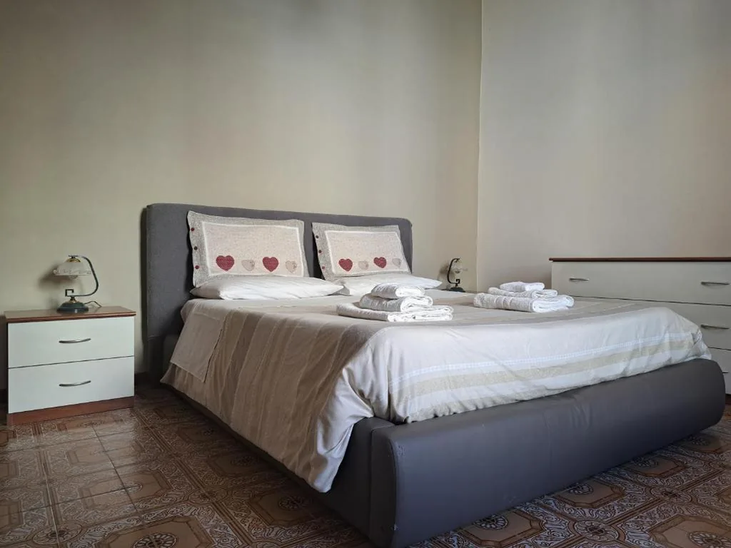 Camera Matrimoniale — Due finestre sul cortile