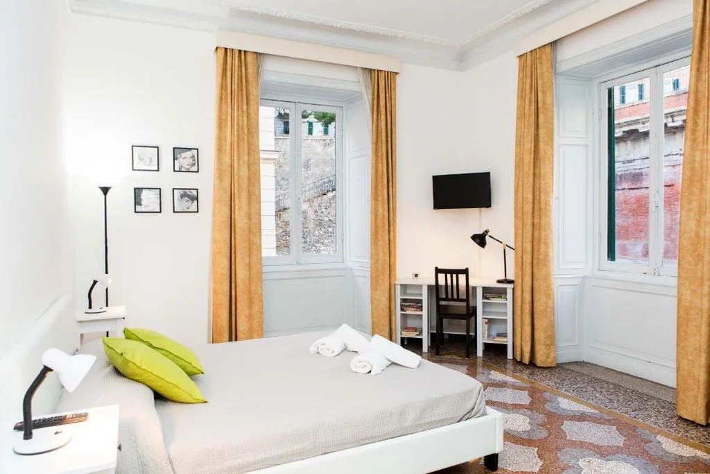 Economy Double Room with Shared Bathroom — Leone X Genova Affittacamere