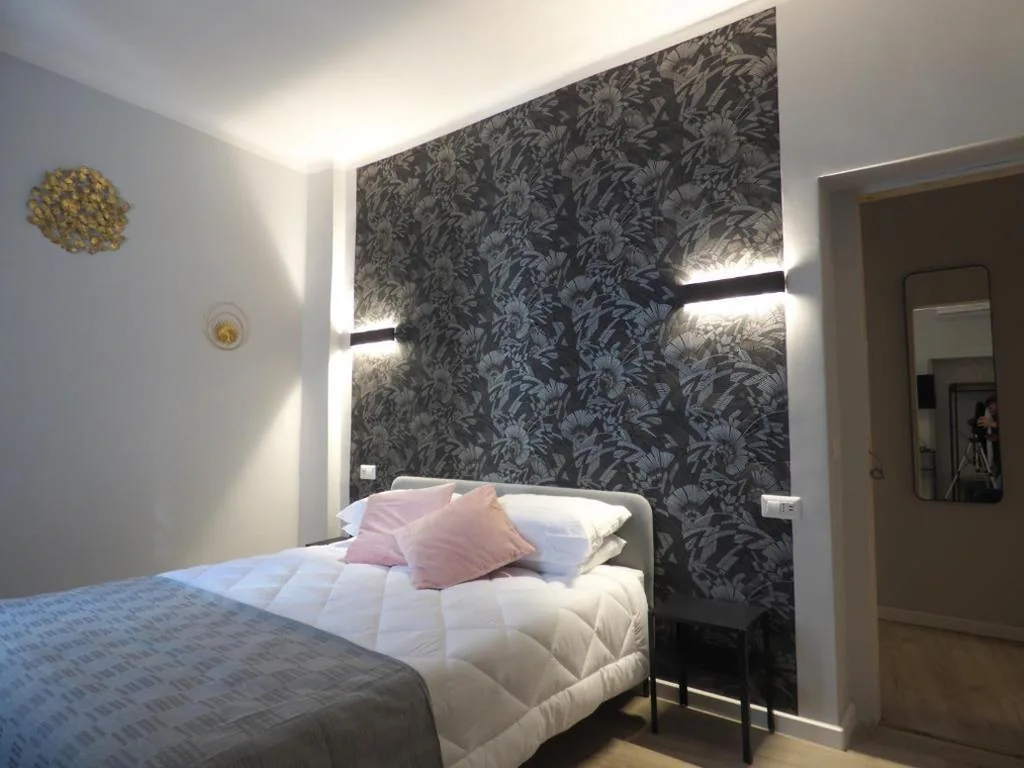 Economy Double Room with External Private Bathroom — Vite 99 – Piazza di Spagna