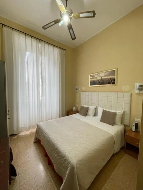 Camera Matrimoniale Economy — Guest House Meret