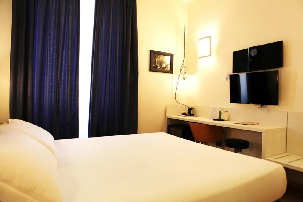 Economy Double Room — Hotel Franklin Feel The Sound