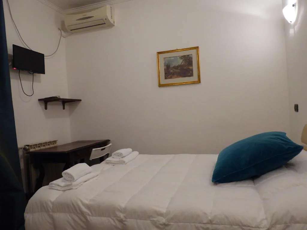 Economy Double Room — La Dolce Vita Roma