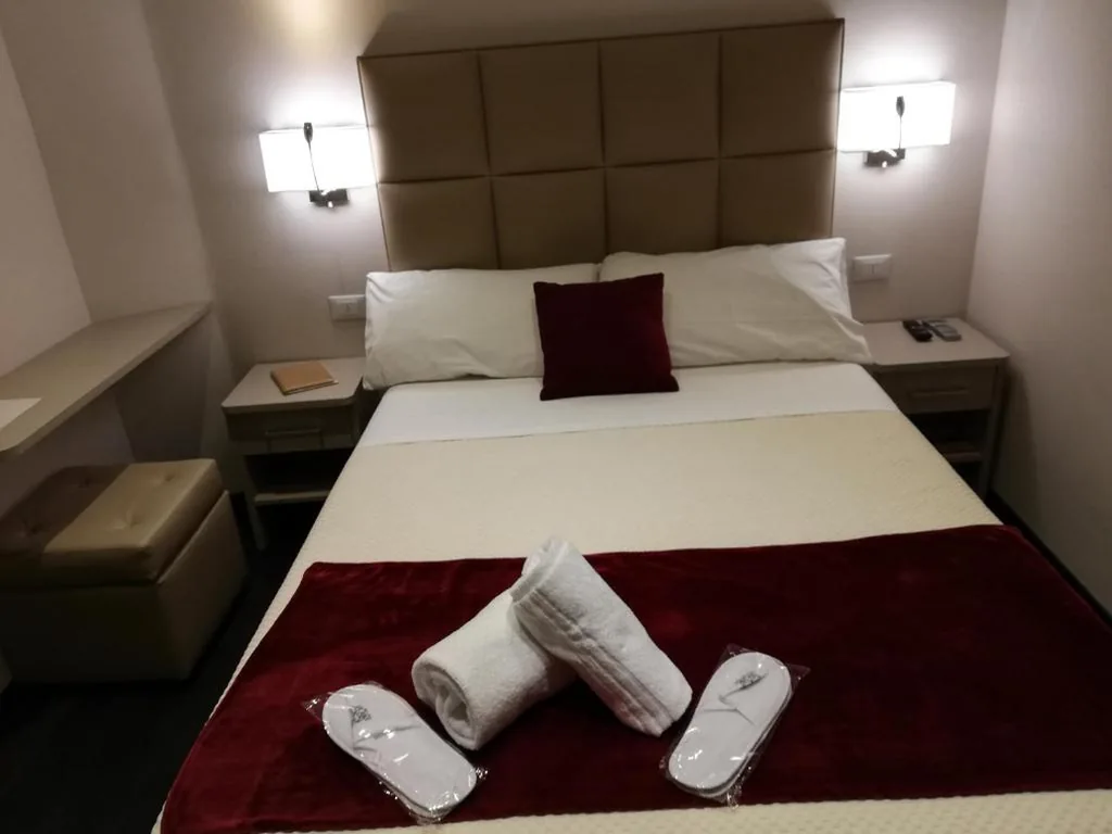 Economy Double Room — Les Chambres de la Place