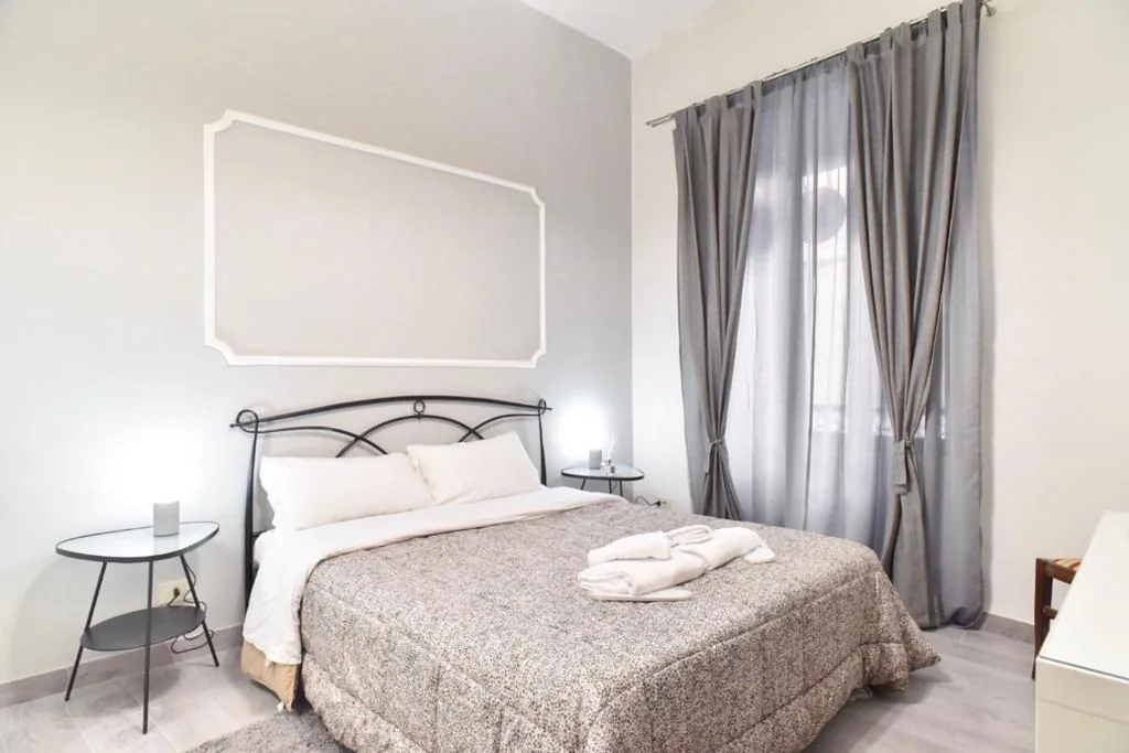 Camera Matrimoniale — GuestHouse o Affittacamere Magenta Baylon Suite B