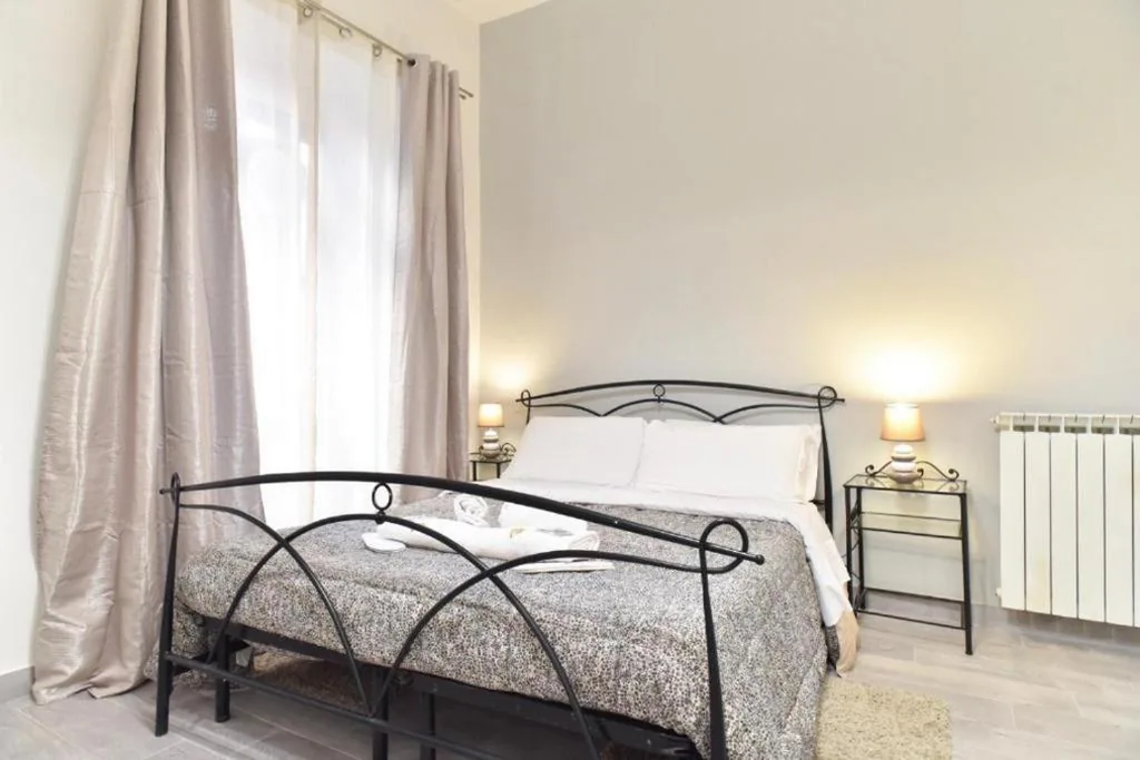 Camera Matrimoniale — GuestHouse o Affittacamere Magenta Baylon Suite