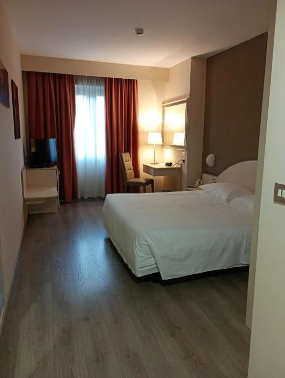 Camera Matrimoniale — Hotel Des Alpes