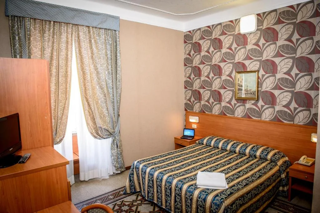 Camera Matrimoniale — Hotel Emmaus