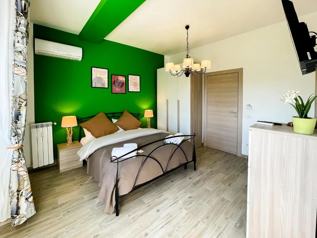 Double Room — LE TRIPLETTE