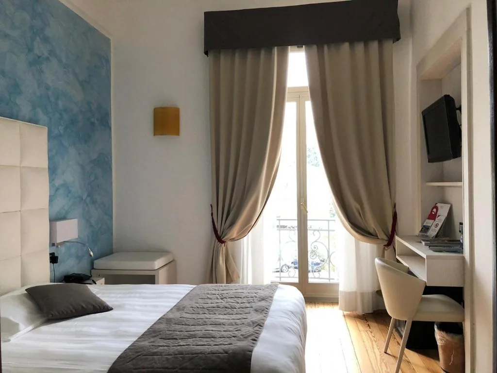 Camera Matrimoniale o Doppia con Letti Singoli con Vista sulla Collina — Hotel Parigi & Spa