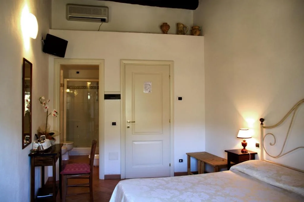 Camera Matrimoniale o Doppia con Letti Singoli con Vista sulla Collina — L’Antica Pieve Bed & Breakfast