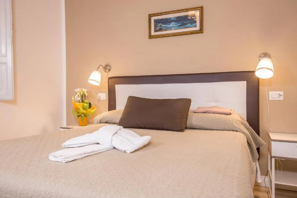 Small Double Room — 900 Liberty Rooms