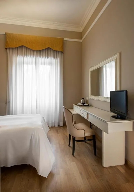 Camera Matrimoniale Piccola — Ambasciatori Place Hotel