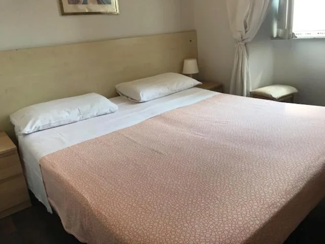 Camera Matrimoniale Piccola con Bagno in Comune — Hotel Lodi