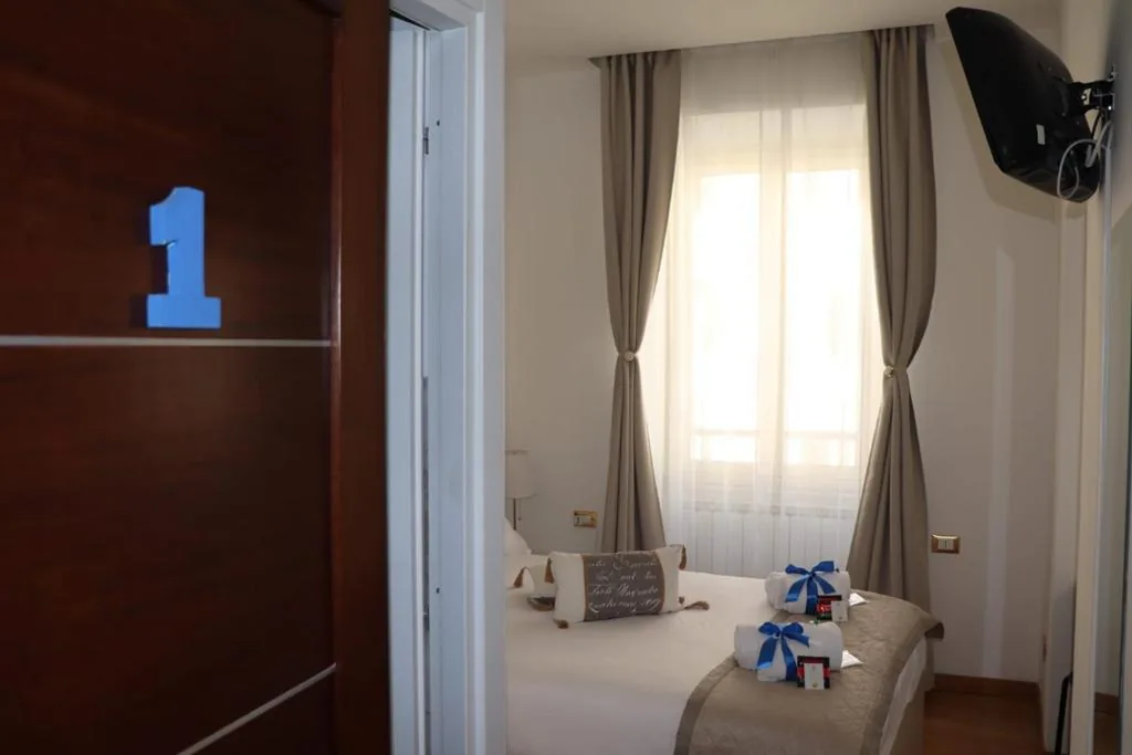 Camera Matrimoniale Piccola con Bagno Privato — B&B Gaudium Colosseo