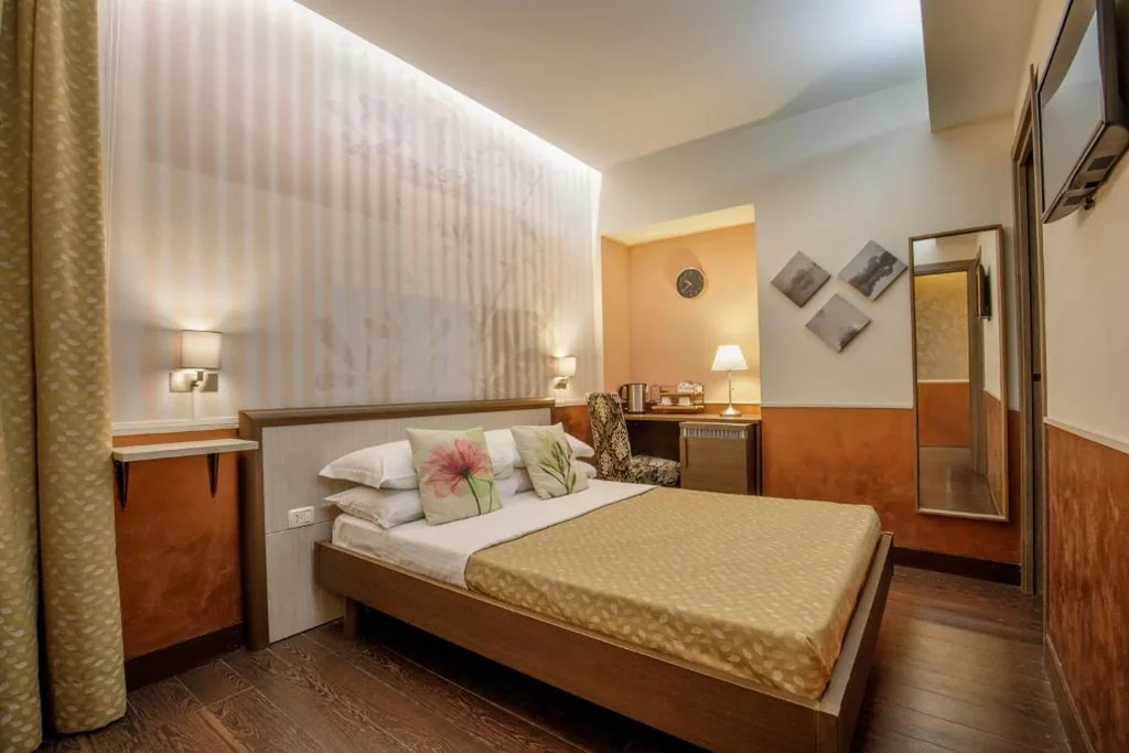 Small Double Room — Corso Grand Suite