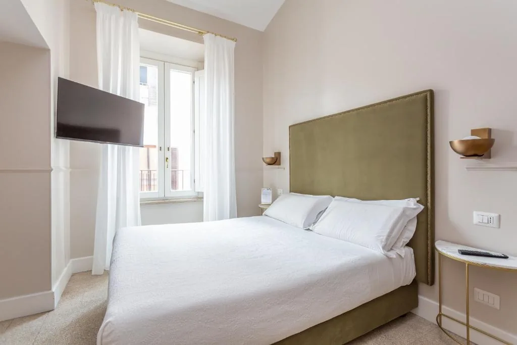 Camera Matrimoniale Piccola — Daplace – La Mongolfiera Rooms in Navona